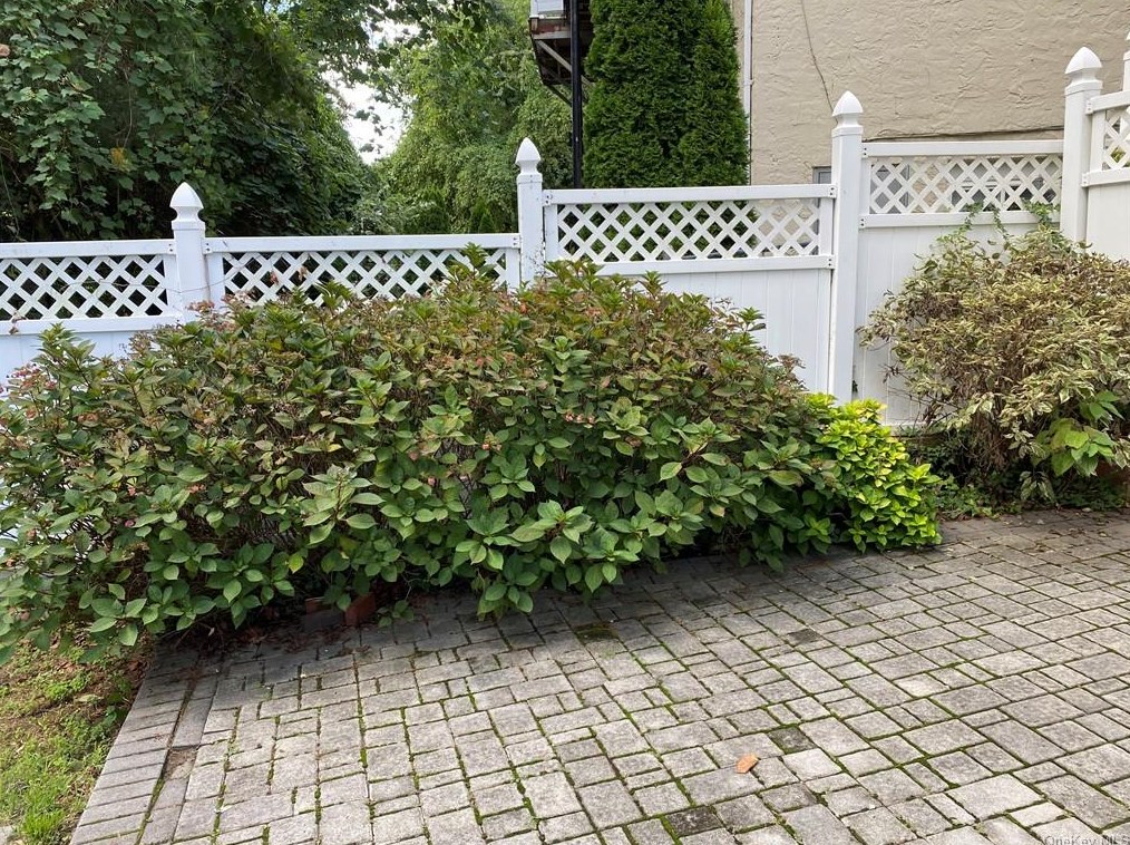 40 Elissa Ln, Yonkers NY 10710-1803 exterior