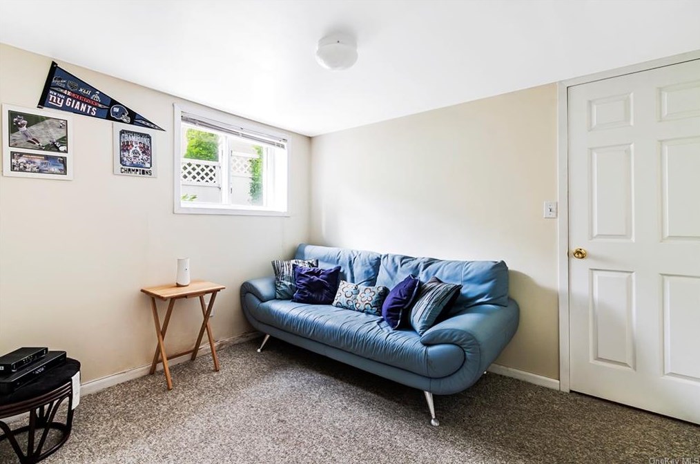 40 Elissa Ln, Yonkers NY 10710-1803 exterior