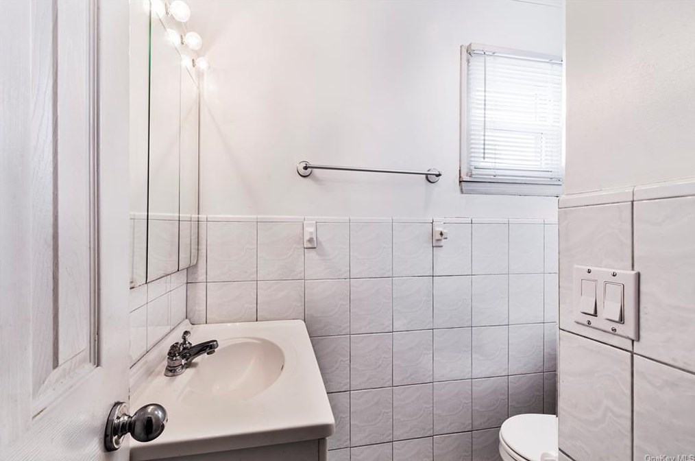 40 Elissa Ln, Yonkers NY 10710-1803 exterior