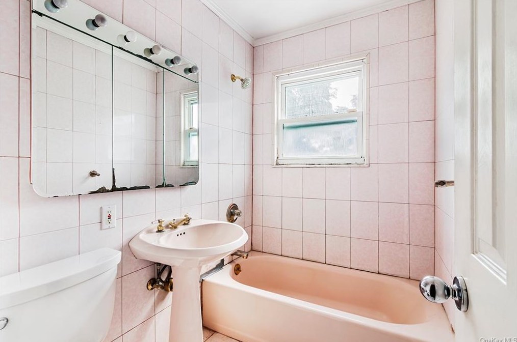 40 Elissa Ln, Yonkers NY 10710-1803 exterior