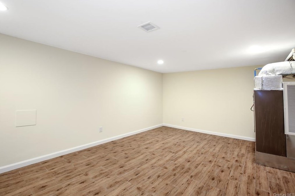 87 Devon Rd, Yonkers NY 10708-5702 exterior