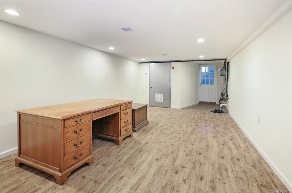 87 Devon Rd, Yonkers NY 10708-5702 exterior