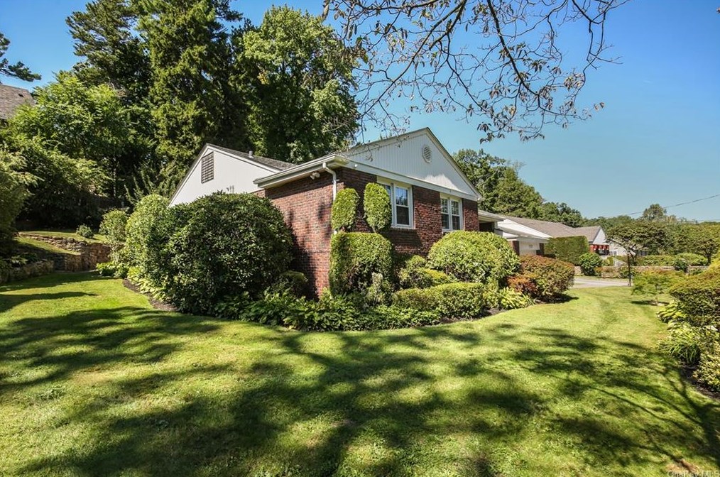 87 Devon Rd, Yonkers NY 10708-5702 exterior