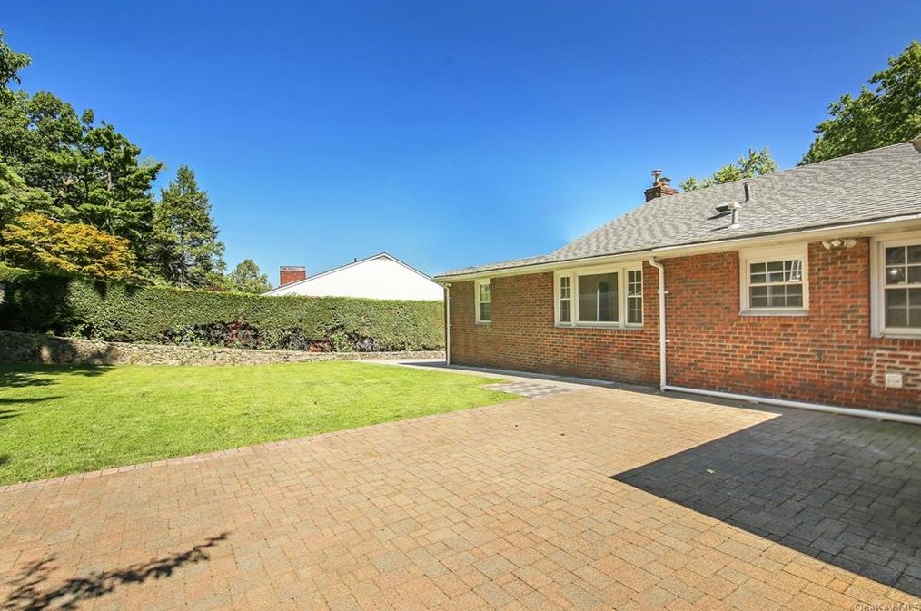 87 Devon Rd, Yonkers NY 10708-5702 exterior