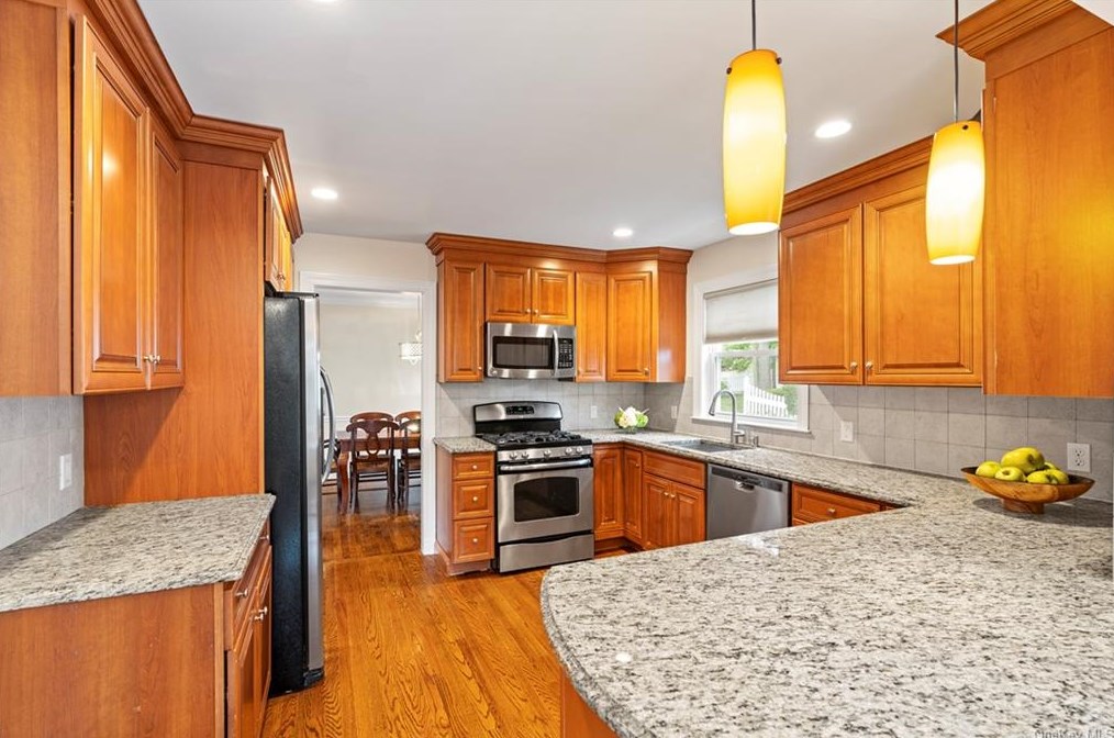 29 Howard Ave, Yonkers NY 10709-2714 exterior