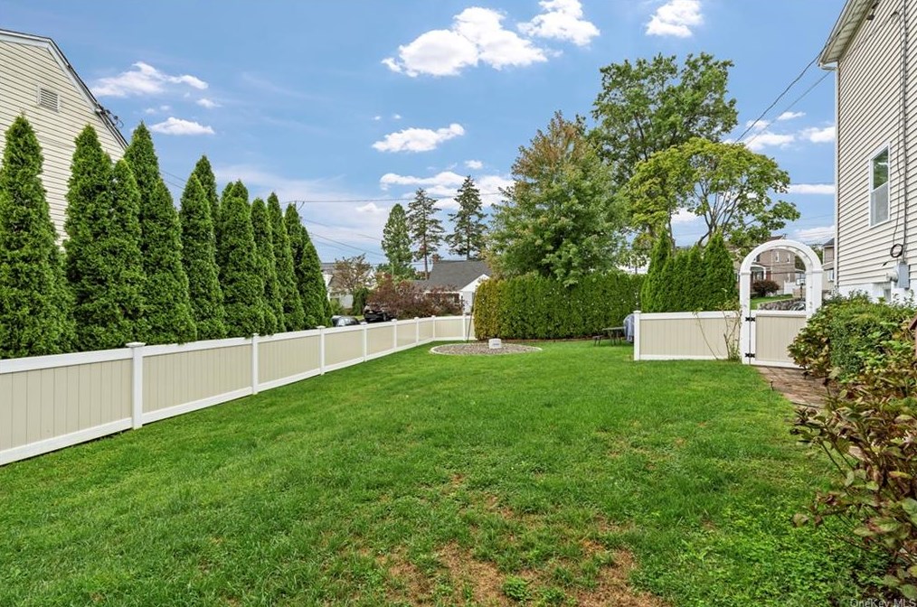 29 Howard Ave, Yonkers NY 10709-2714 exterior