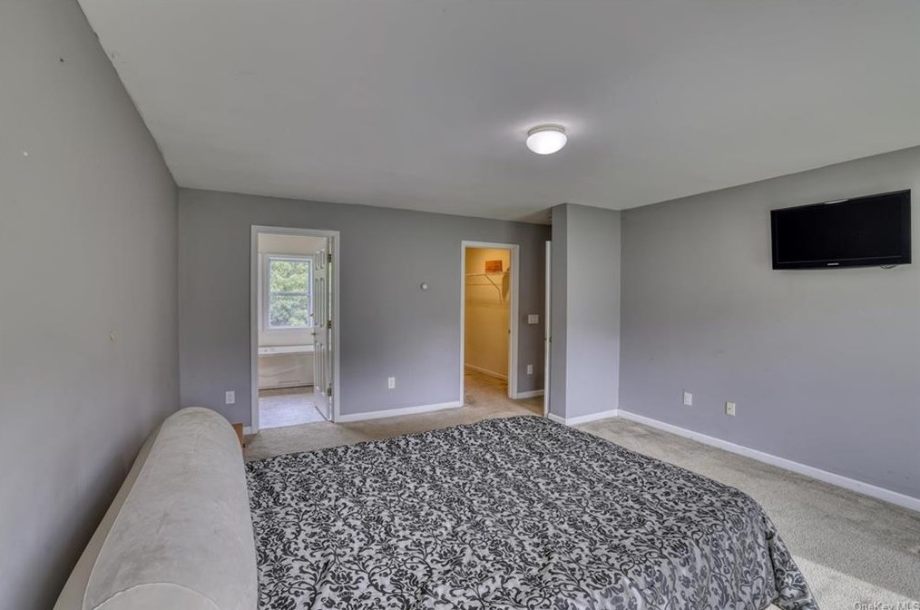 19 Jansen Ct, Walden NY  12586-3050 exterior