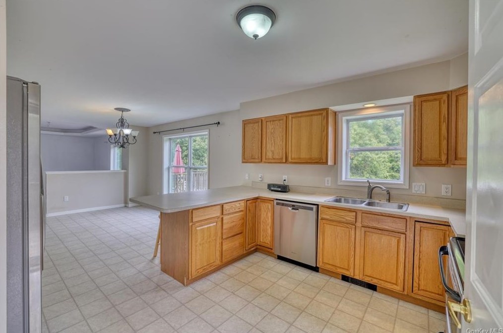 19 Jansen Ct, Walden NY  12586-3050 exterior