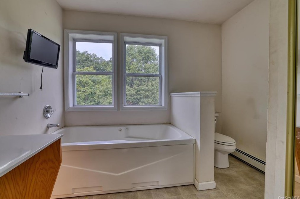 19 Jansen Ct, Walden NY  12586-3050 exterior