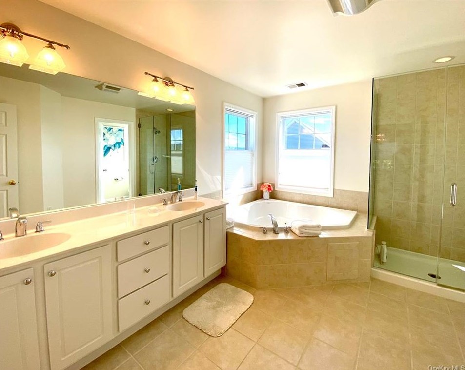 46 Bayberry St, East Fishkill NY 12533-4333 exterior