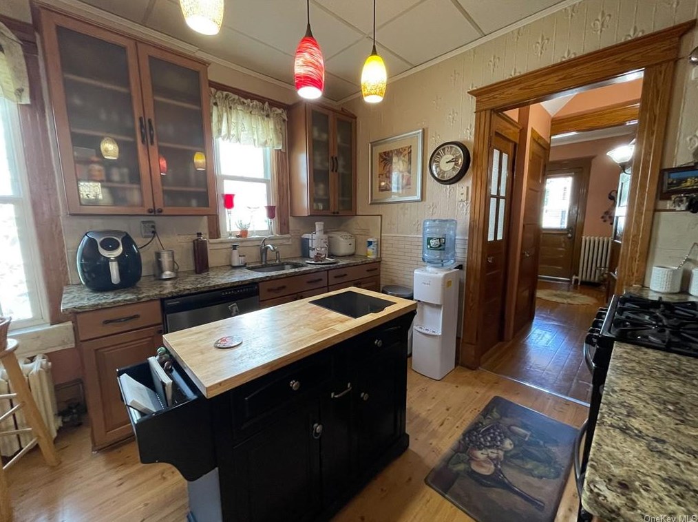 37 Grand Ave, Poughkeepsie NY 12603-4403 exterior