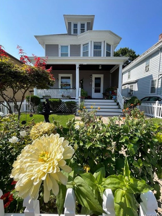 37 Grand Ave, Poughkeepsie NY 12603-4403 exterior