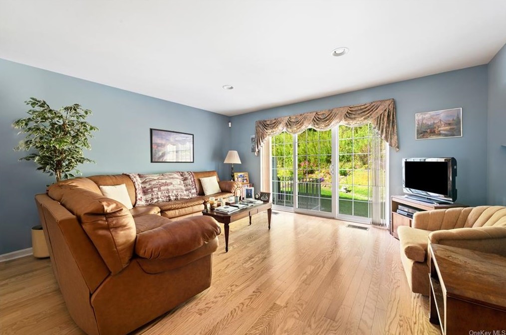 120 Underhill Ln, Peekskill NY  10566-6927 exterior