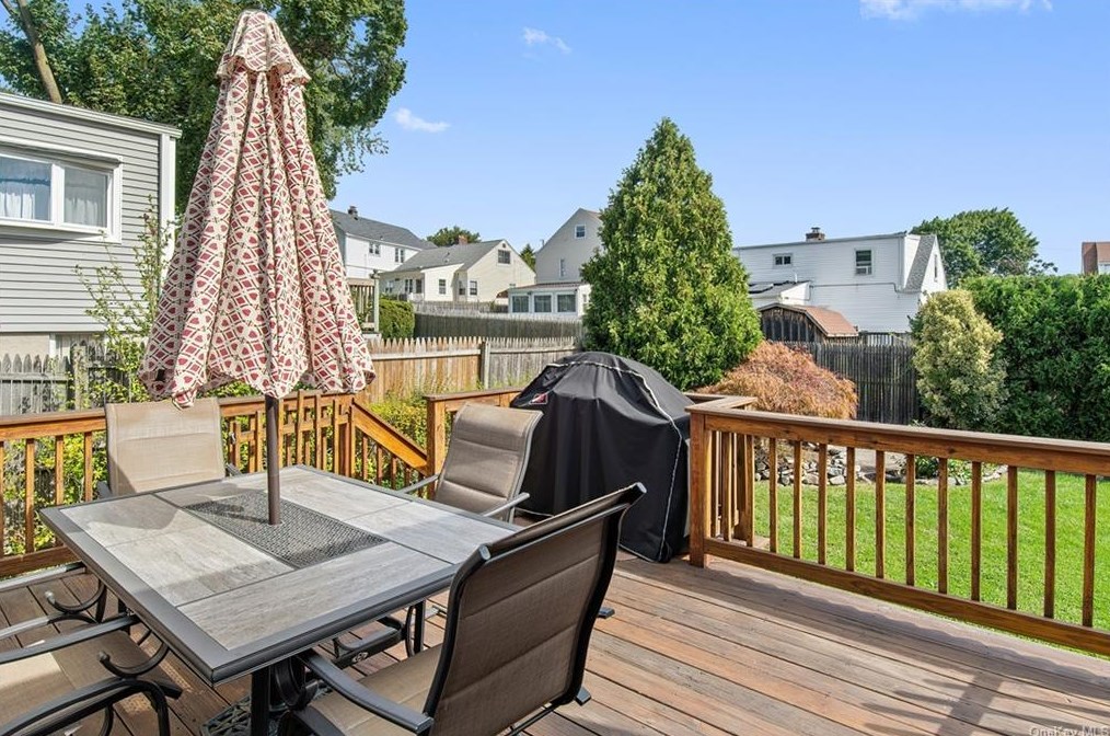 100 Westerly St, Yonkers NY 10704-1940 exterior