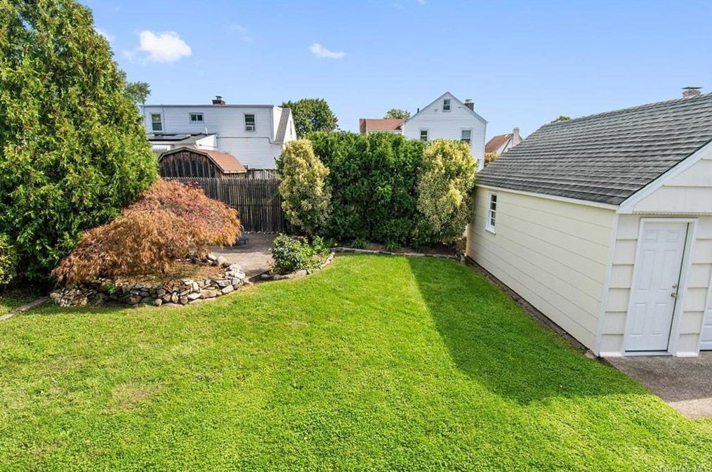 100 Westerly St, Yonkers NY 10704-1940 exterior