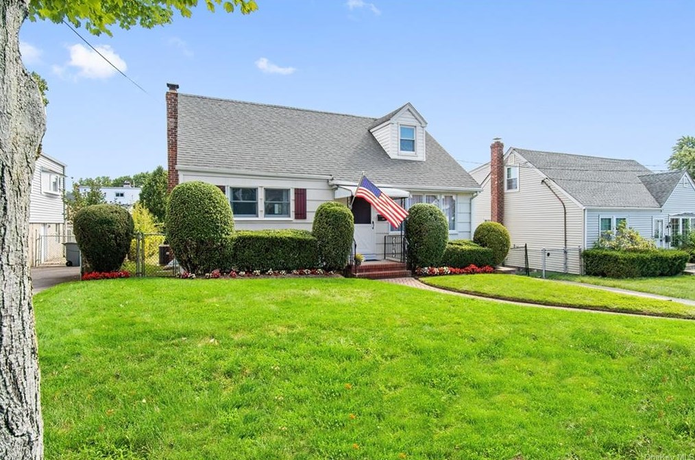 100 Westerly St, Yonkers NY 10704-1940 exterior