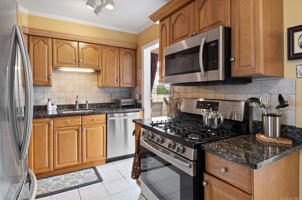 100 Westerly St, Yonkers NY 10704-1940 exterior