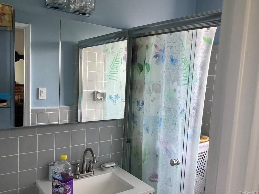 609 Palmer Rd, Yonkers NY  10701-5115 exterior