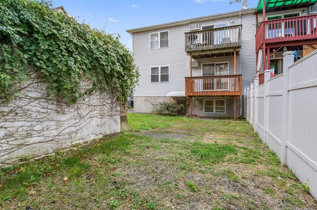 10 Colin St, Yonkers NY 10701-5511 exterior