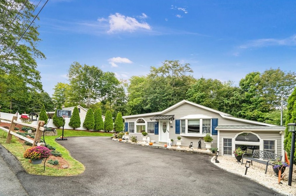 7 Maiden Ln, Mahopac, NY 10541