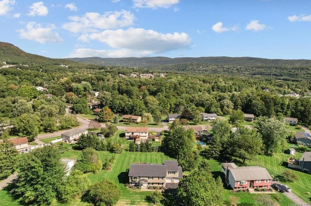 13 Regina Dr, Highland Mills NY  10930-2727 exterior