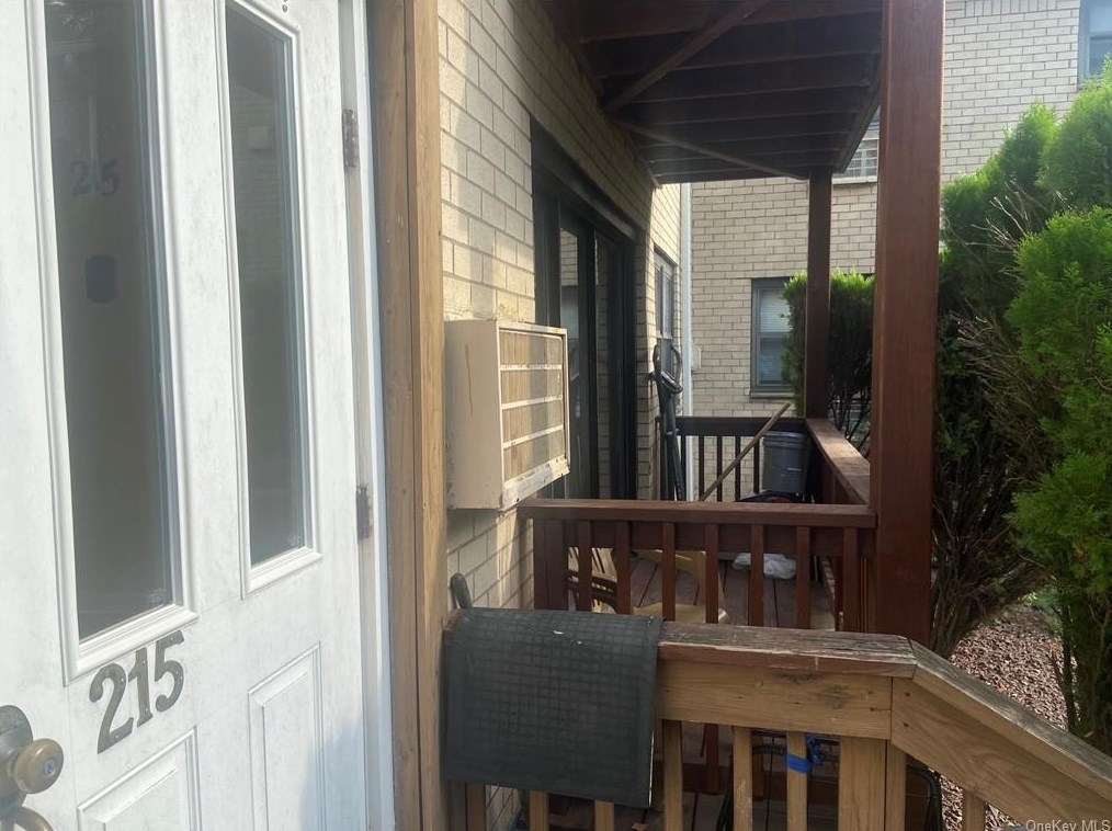 215 Sneden Pl, Chestnut Ridge NY  10977-3973 exterior