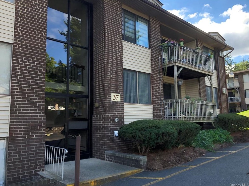 380 Country Club Ln, Mount Ivy NY  10970-2545 exterior