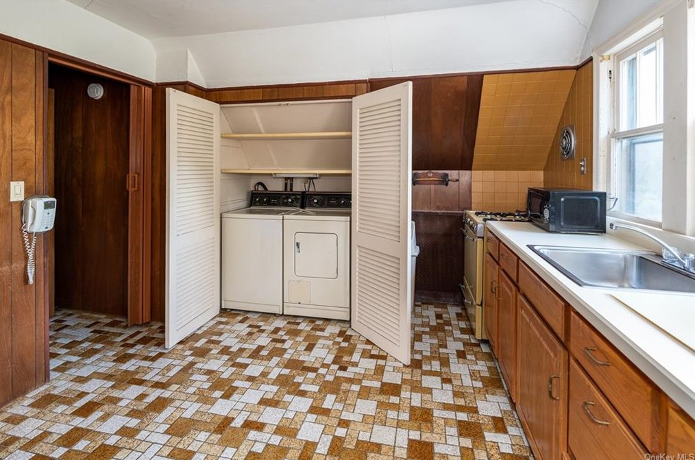 1800 Seabury Pl, Peekskill NY  exterior