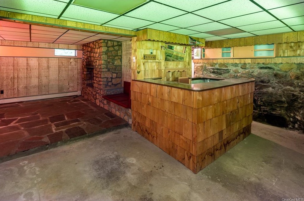 1800 Seabury Pl, Peekskill NY  exterior