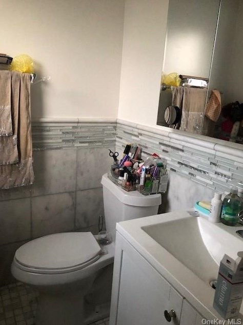 21 Canfield Ave, Yonkers NY 10710-1907 exterior