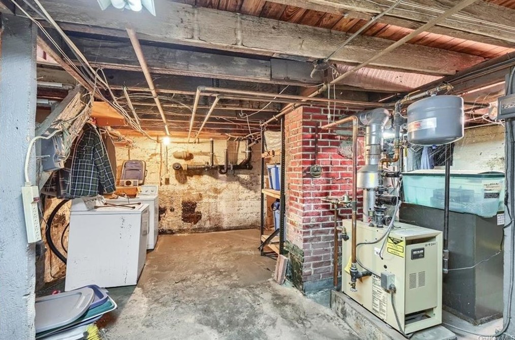 82 Prospect St, Newburgh NY 12550-4716 exterior