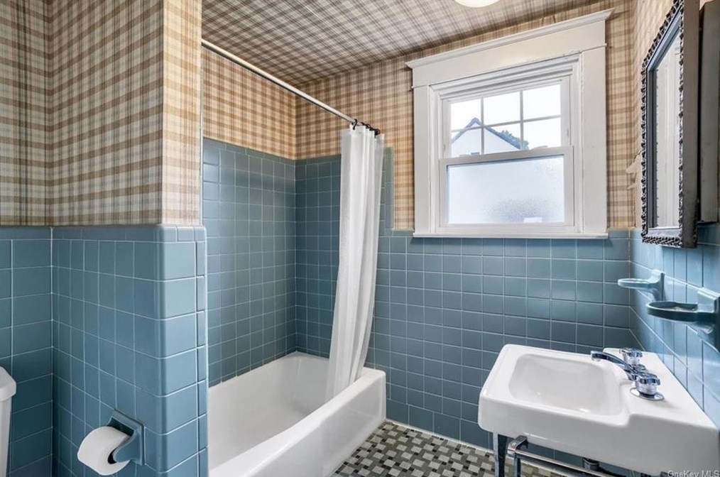 12 Platt St, Poughkeepsie NY 12601-4944 exterior