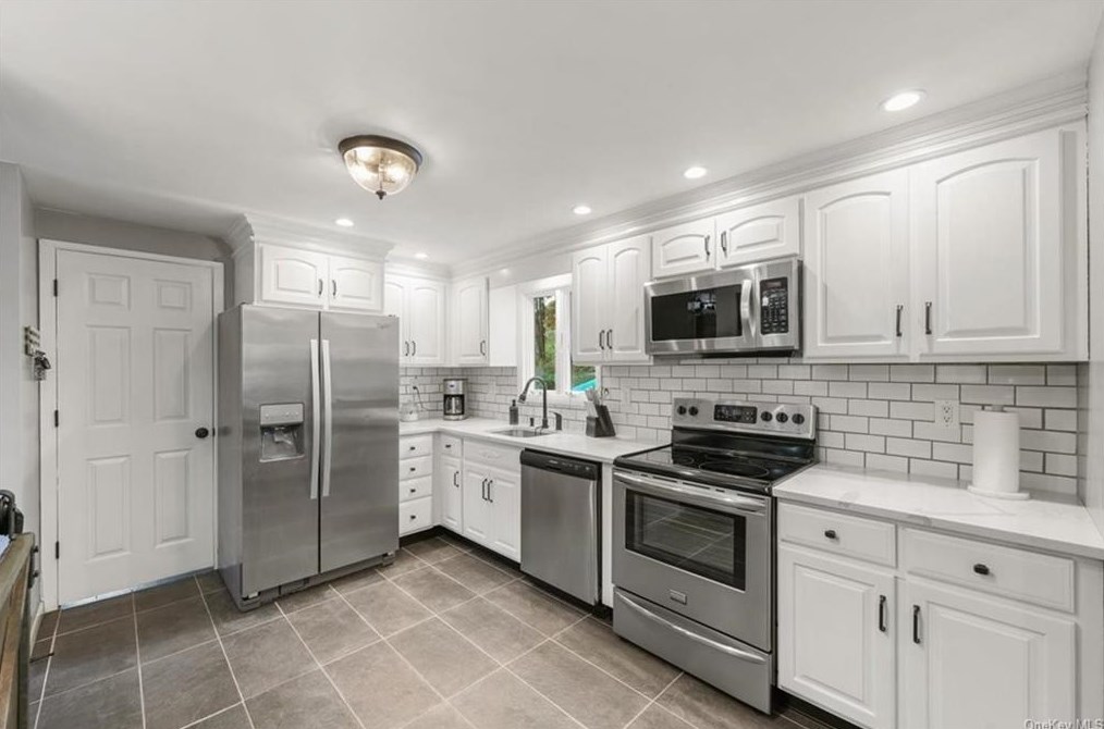 290 Candlestick Hill Rd, Newburgh NY  12550-1001 exterior