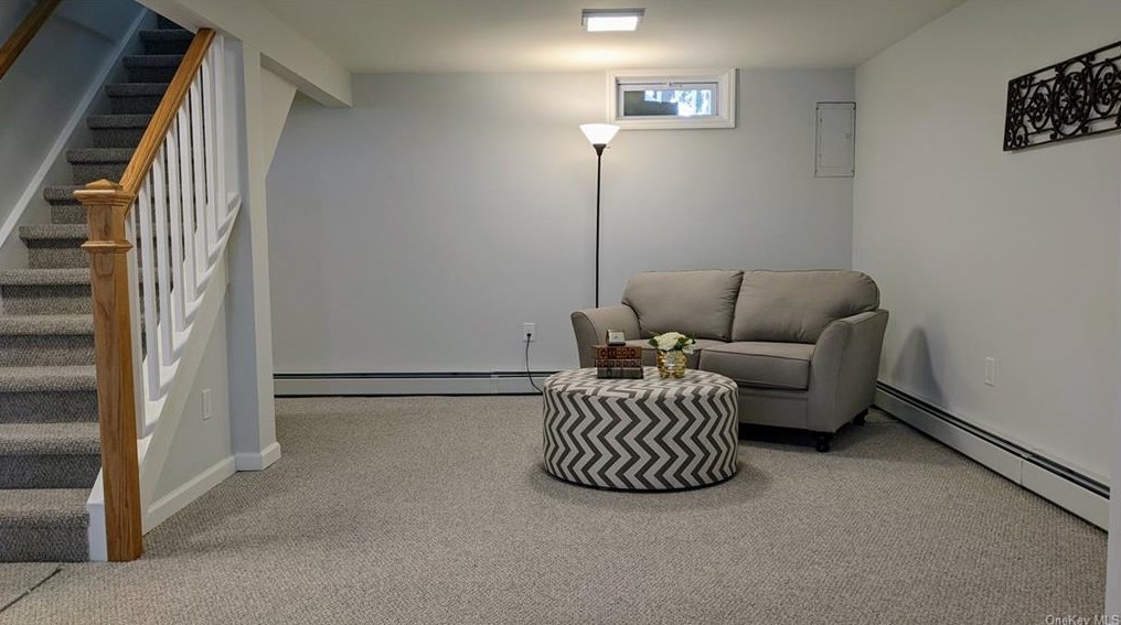 5 Crest Ct, East Fishkill NY  12533-5059 exterior