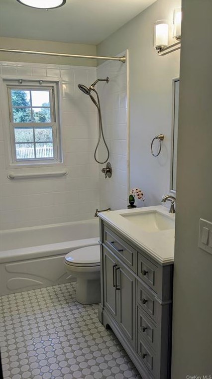 5 Crest Ct, East Fishkill NY  12533-5059 exterior