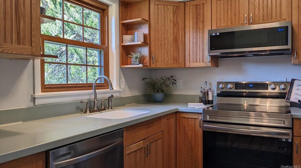 5 Crest Ct, East Fishkill NY  12533-5059 exterior