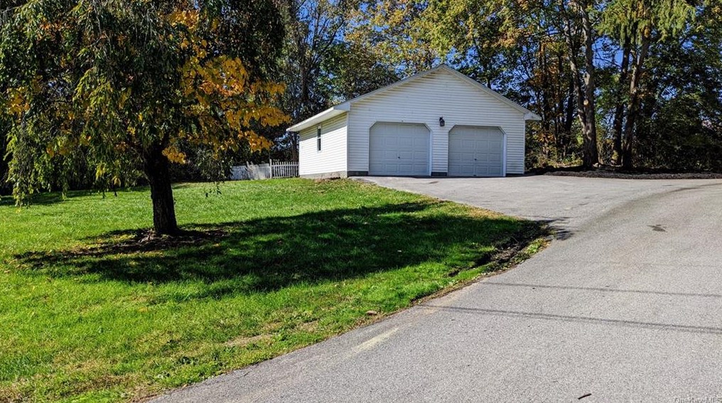 5 Crest Ct, East Fishkill NY  12533-5059 exterior