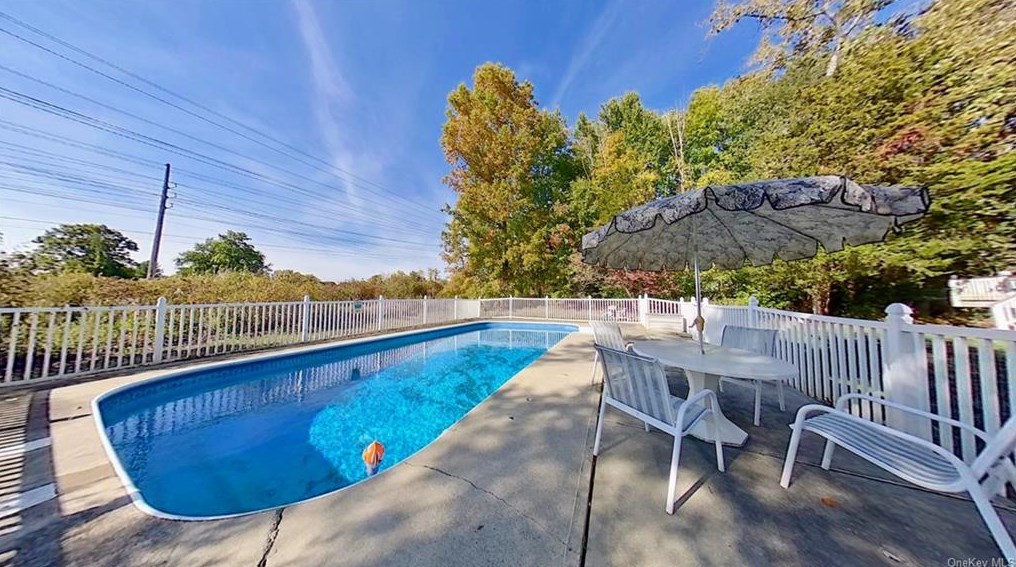 5 Crest Ct, East Fishkill NY  12533-5059 exterior