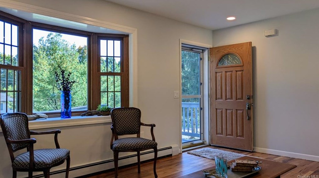 5 Crest Ct, East Fishkill NY  12533-5059 exterior