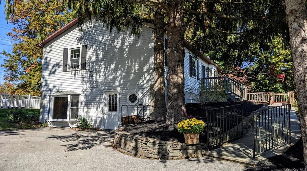 5 Crest Ct, East Fishkill NY  12533-5059 exterior