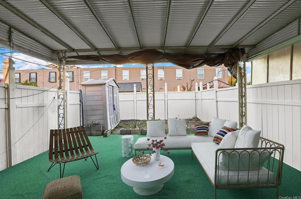 656 Williams Ave, Brooklyn NY 11207-5105 exterior