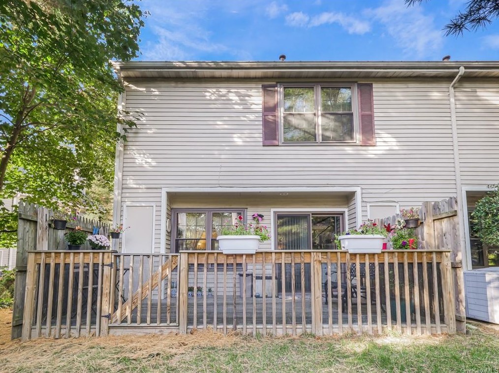 10 Juniper Ct, Peekskill NY 10566-4123 exterior
