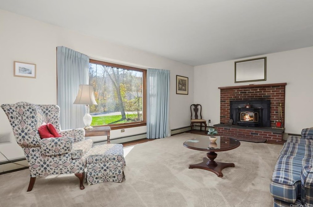 27 Lakeside Dr, Katonah NY  10536-1612 exterior