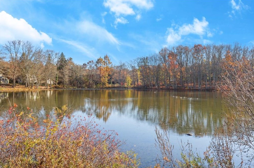 27 Lakeside Dr, Katonah NY  10536-1612 exterior
