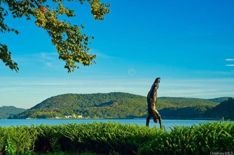 1 Lakeview Dr, Peekskill NY 10566-2222 exterior