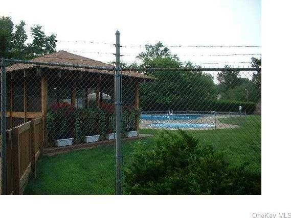 40 Sneden Pl, Chestnut Ridge NY  10977-3910 exterior