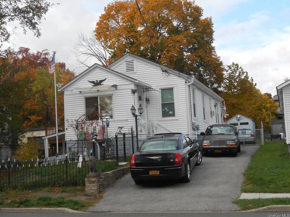 94 Maple St, Newburgh NY  12550-4035 exterior