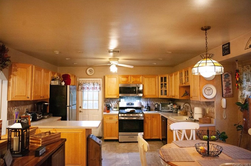 2 Mitchell Ln, Newburgh NY  12553-6121 exterior