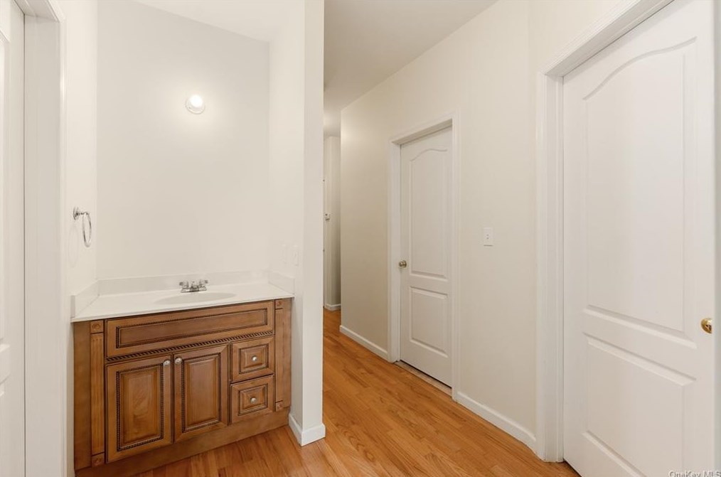 1114 Parkview Dr, Chestnut Ridge NY  10977-4976 exterior