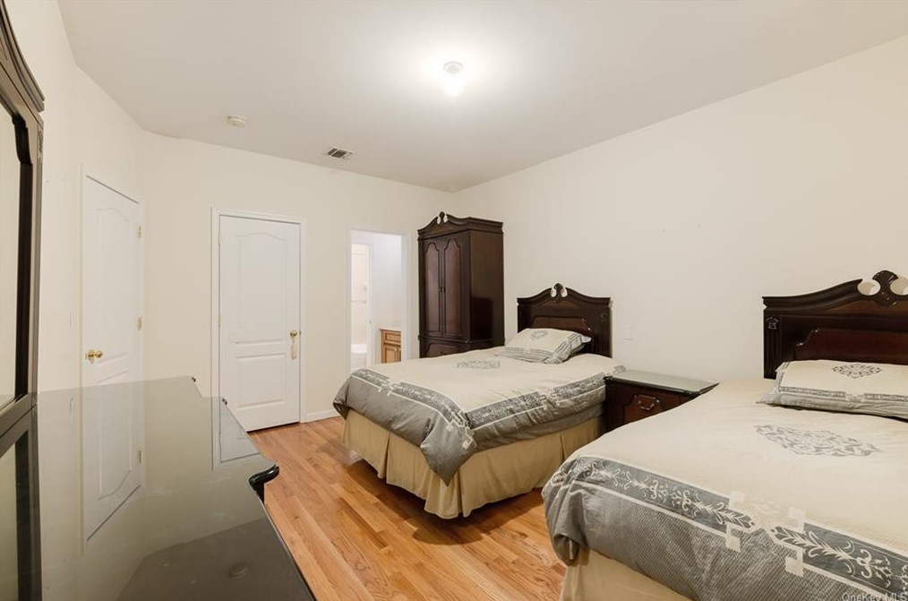 1114 Parkview Dr, Chestnut Ridge NY  10977-4976 exterior